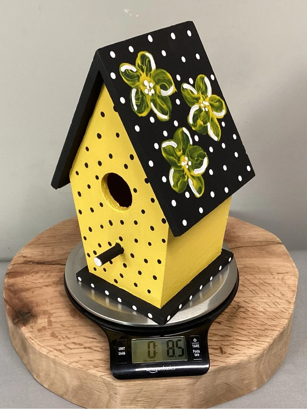 🟡 Hand Painted / Solid Wood & New - Beautiful Birdhouse with Floral Design
